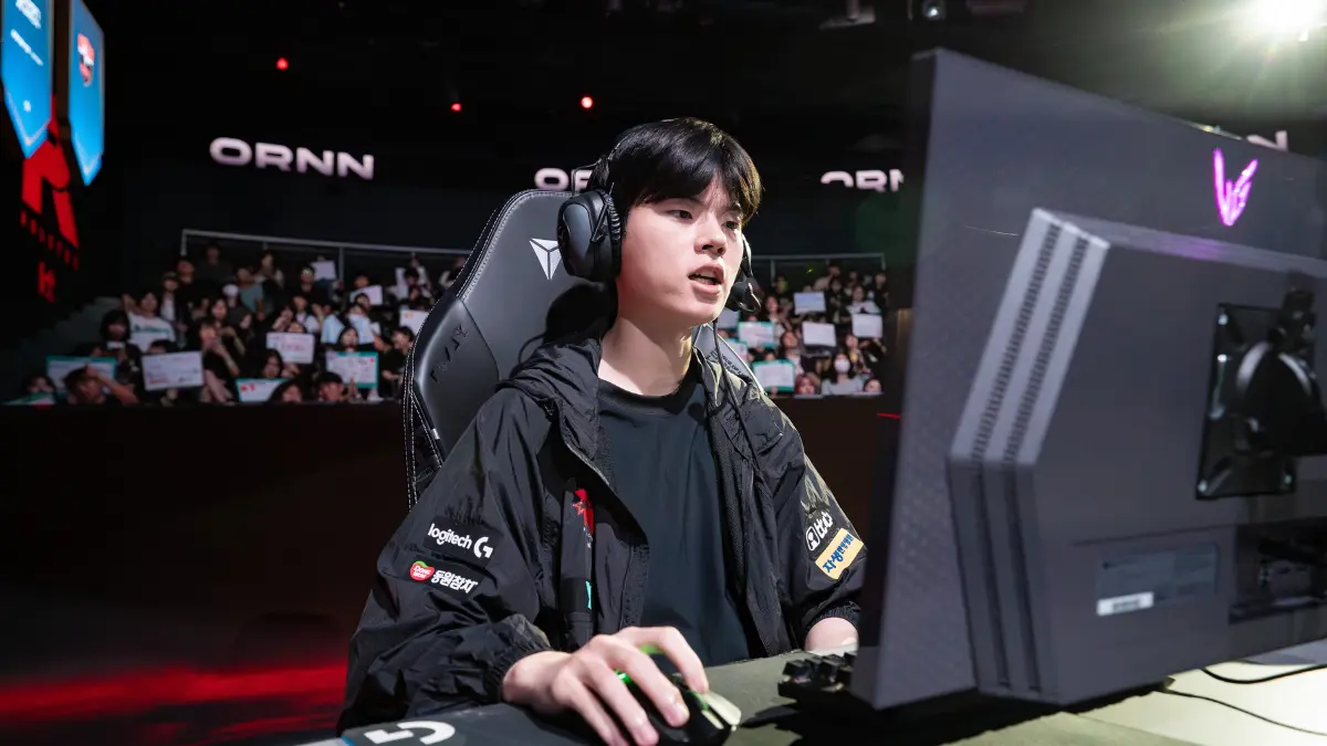 Smeb says Deft plans to return to the LCK after military service and is renting a practice room while enlisted. The Worlds champion aims to stay in form.
