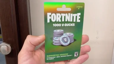 Hand holding Fortnite 1000 V-Bucks gift card