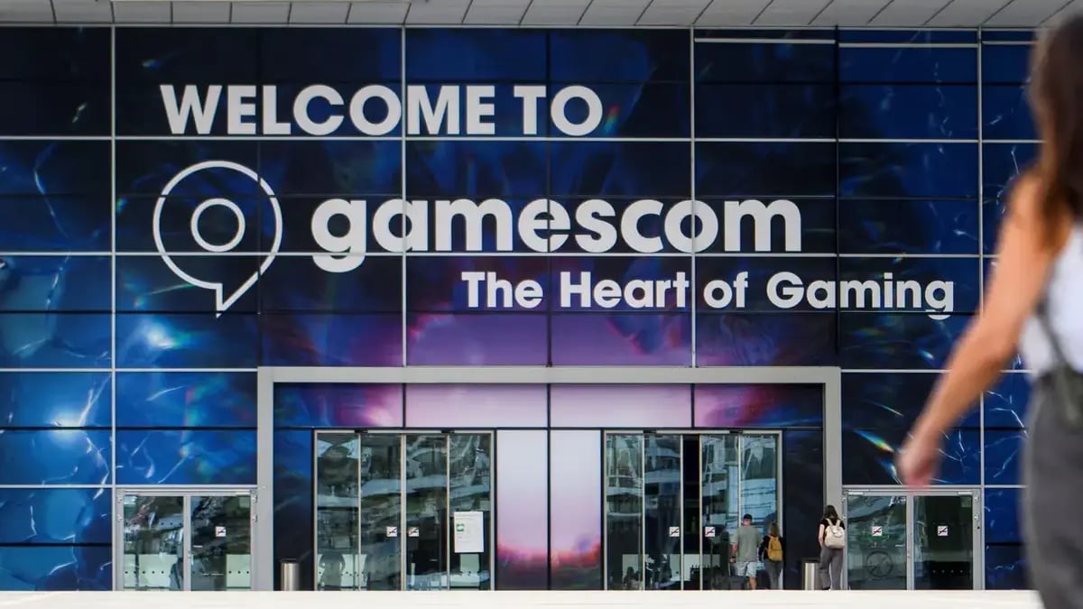 Gamescom entrance with welcome sign and visitors