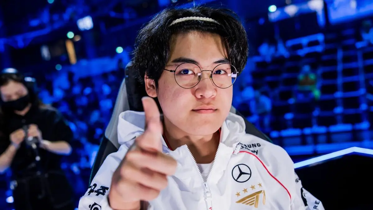 Gamer giving thumbs up at esports event