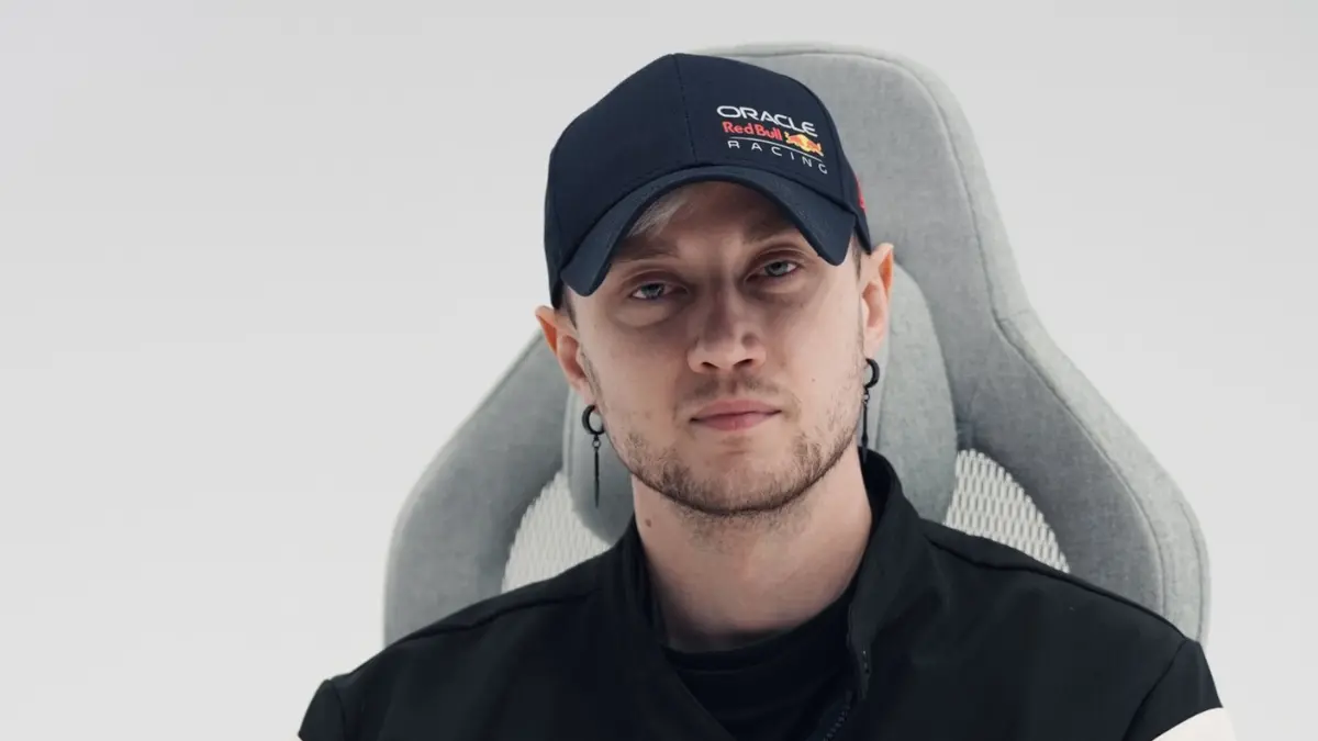 Man wearing Oracle Red Bull Racing cap