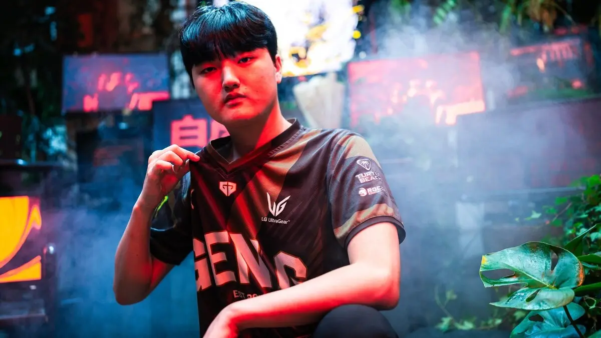 Esports player posing with Gen.G team jersey