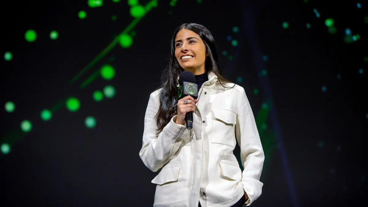 Woman speaking on stage with Xbox microphone
